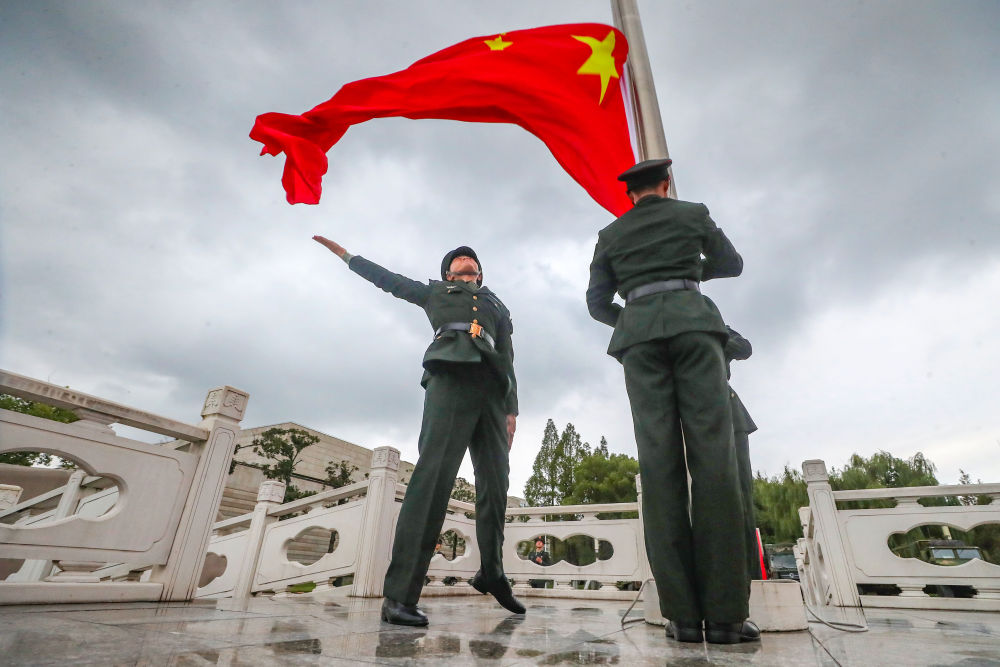10月1日,陆军第72集团军某旅组织官兵举行升国旗仪式。新华社发(胡雪峰 摄)