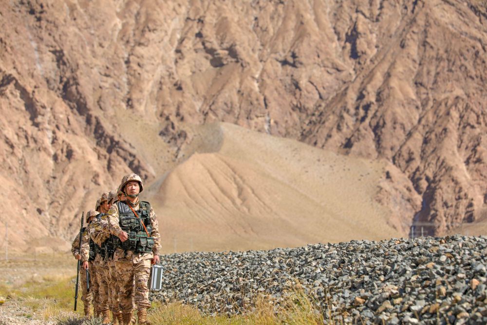 10月1日,武警青海总队海西支队官兵在青藏铁路沿线武装巡逻。新华社发(杨浩 摄)