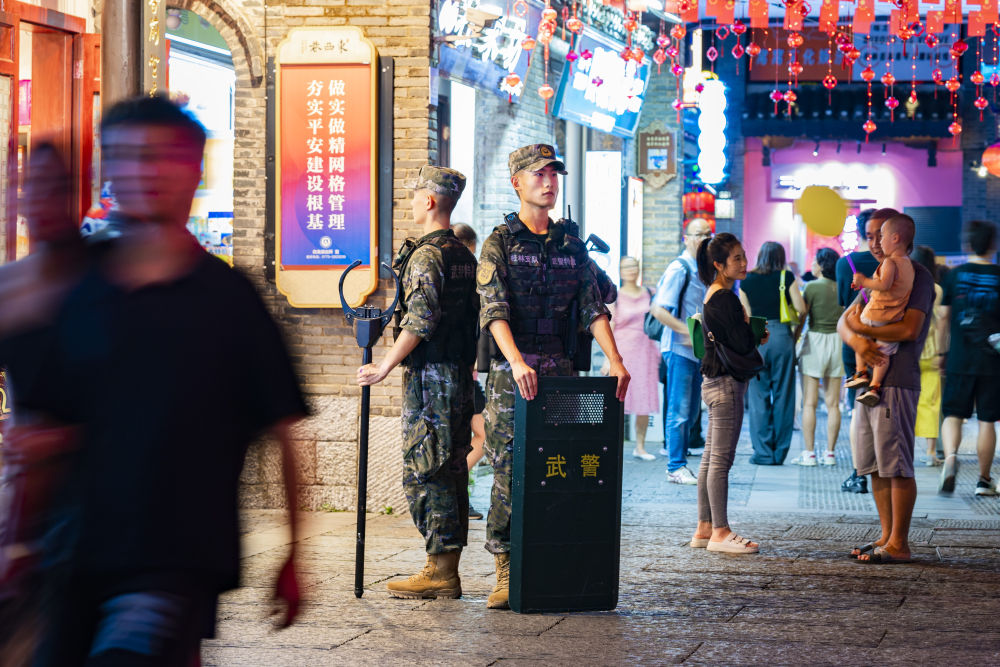 武警广西总队桂林支队官兵在桂林市东西巷商业区执勤(9月29日摄)。新华社发(李庆 摄)