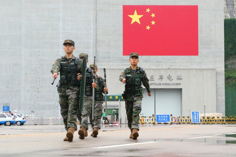 10月1日,武警湖北总队宜昌支队官兵在三峡大坝警戒巡逻。新华社发(谢定安 摄)