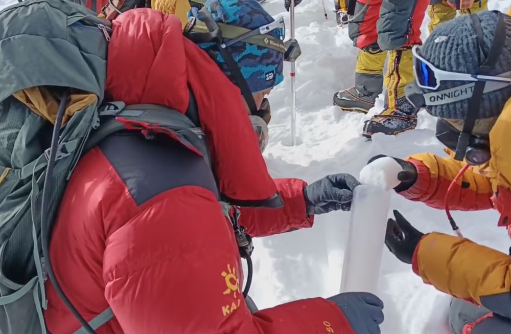 我国科考队于国庆节当天首次获取卓奥友峰顶峰冰芯和雪冰样品