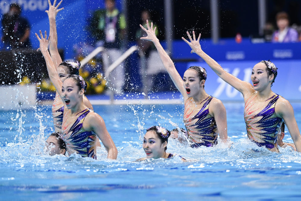 10月6日，中国队在杭州亚运会花样游泳集体技巧自选比赛中。新华社记者 黄宗治 摄