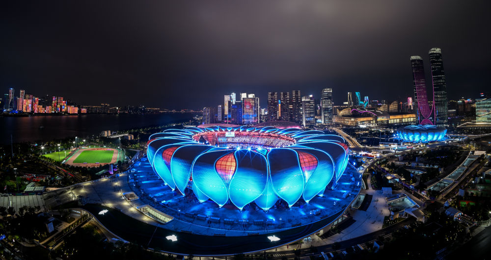 即将举行杭州亚运会闭幕式的杭州奥体中心。 新华社记者 陈晔华 摄