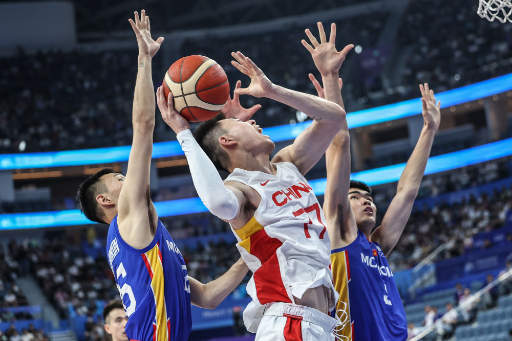 9月26日,在杭州亚运会篮球项目男子预赛B组比赛中,中国队以89:50战胜蒙古国队。图为中国队球员张镇麟(中)在比赛中上篮。新华社记者 潘昱龙 摄