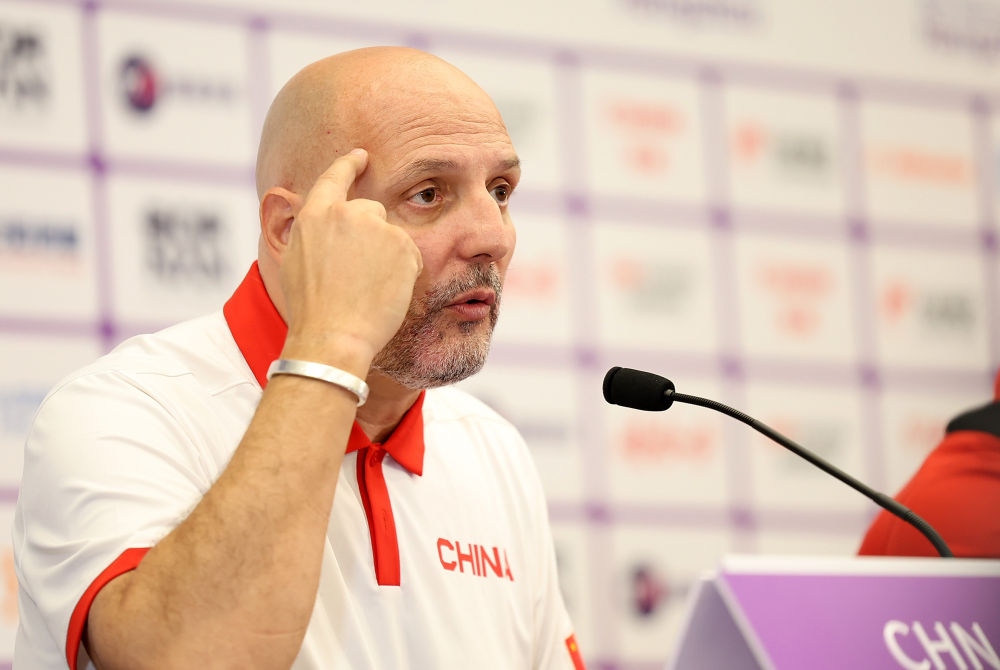 10月6日,在杭州亚运会篮球男子组铜牌赛中,中国队以101:73战胜中国台北队,获得铜牌。乔尔杰维奇出席赛后新闻发布会。新华社记者 潘昱龙 摄