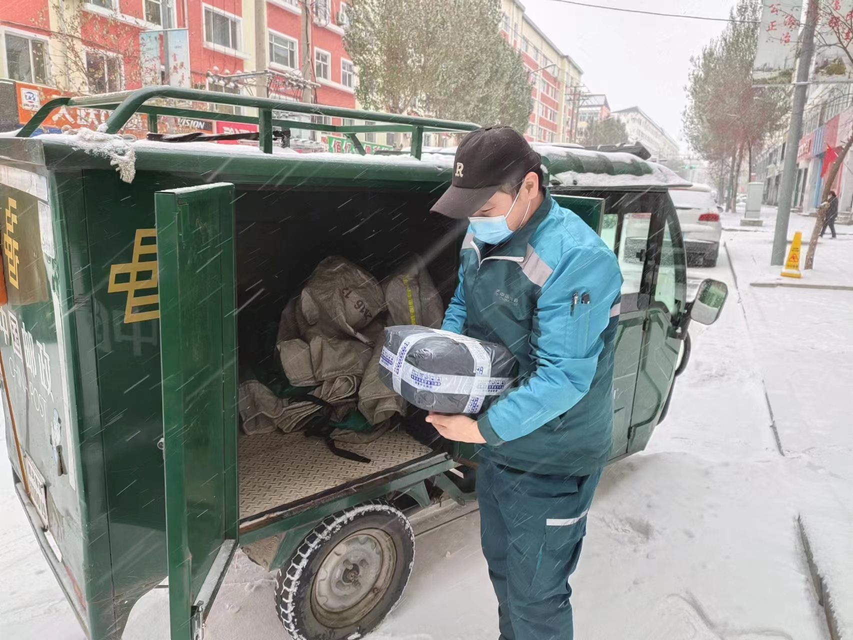 暴雪 双11冰火两重天 邮政小哥顶住了!