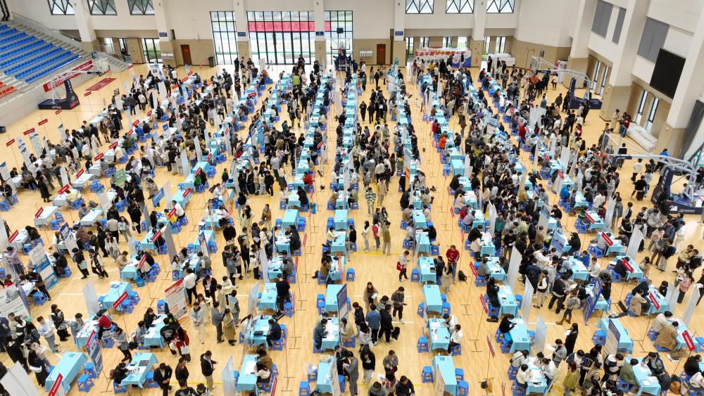 2023年11月10日,浙江德清,浙江工业大学莫干山校区举行校园专场招聘会。新华社发(谢尚国摄)