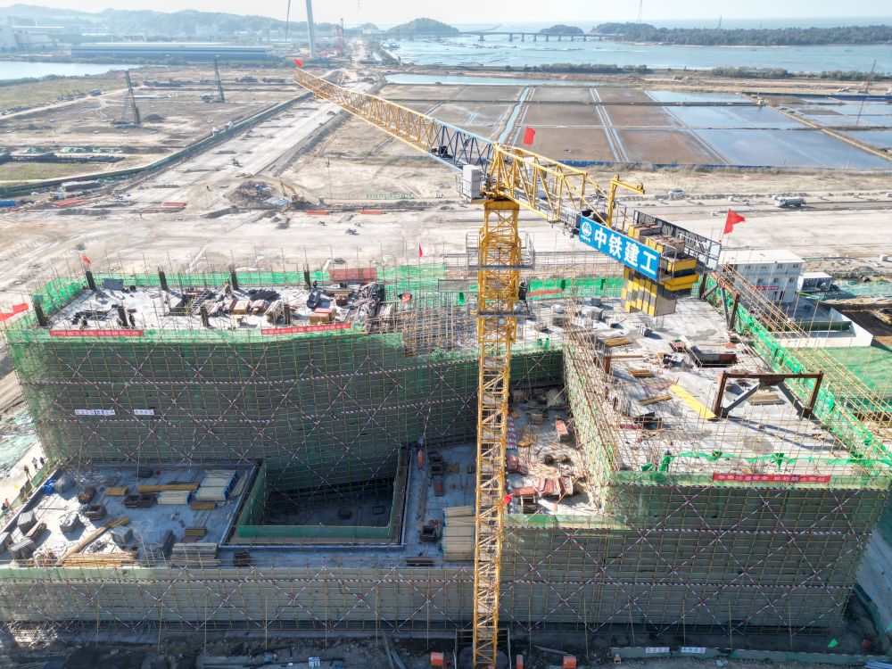 11月24日拍摄的汕头“四个一体化”海上风电装备制造产业园项目施工现场。新华社发