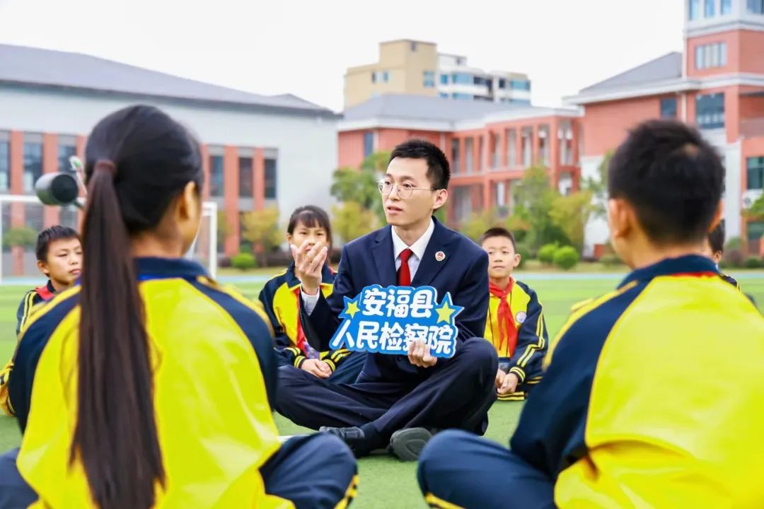 安福縣人民檢察院檢察人員走進校園,用通俗易懂的語言,闡釋憲法內容和