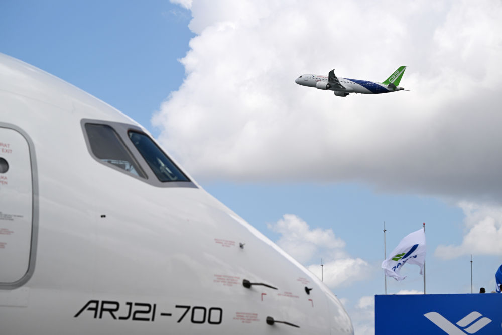 中国产c919和arj21飞机首次亮相新加坡航展