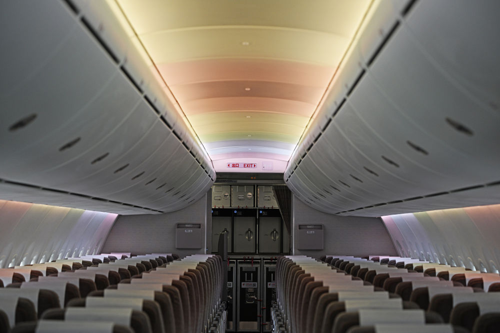 这是2月20日新加坡航展上拍摄的中国东方航空公司c919客机驾驶舱内部.