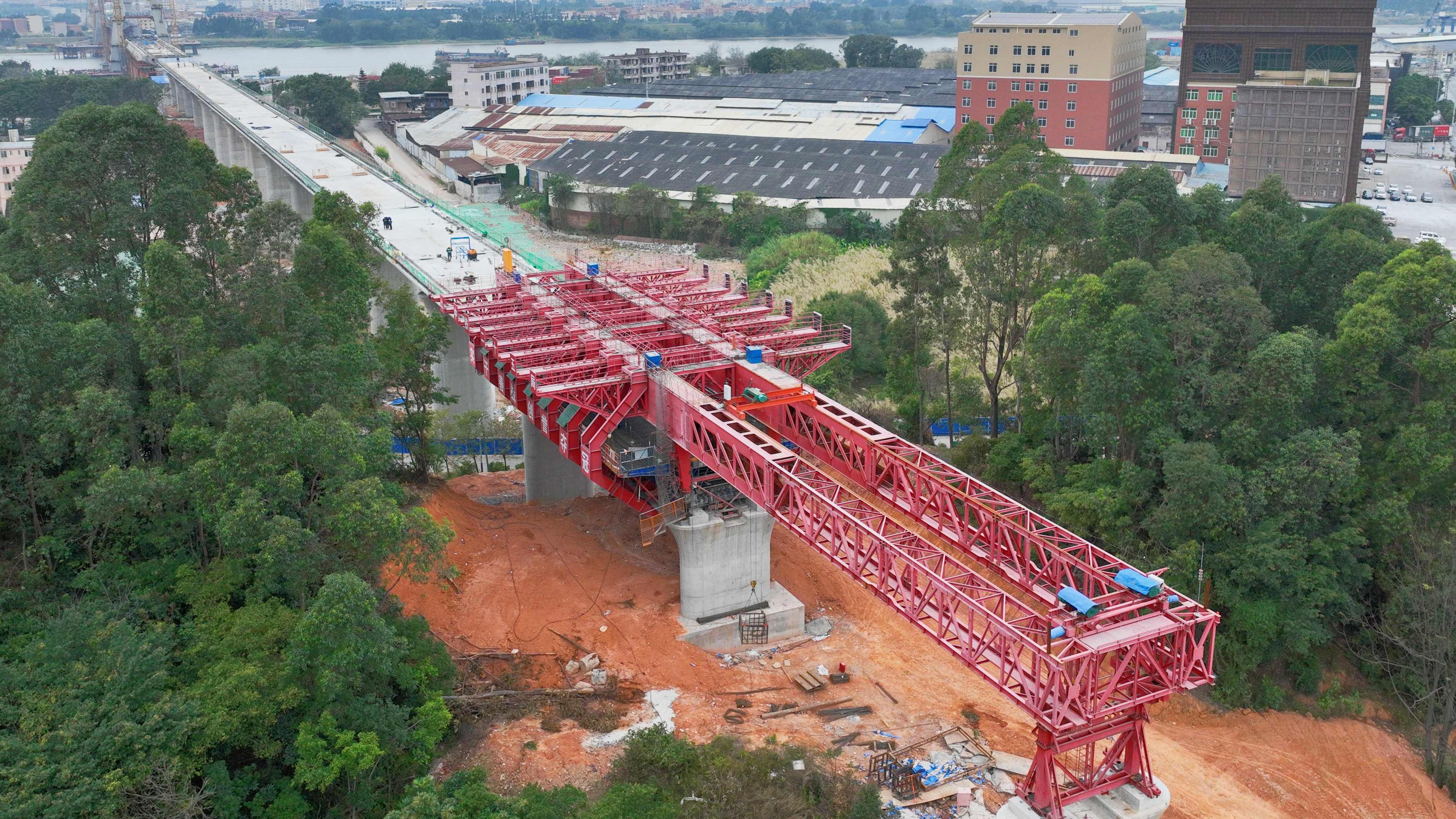 新春走基层广湛高铁春节假期建设忙