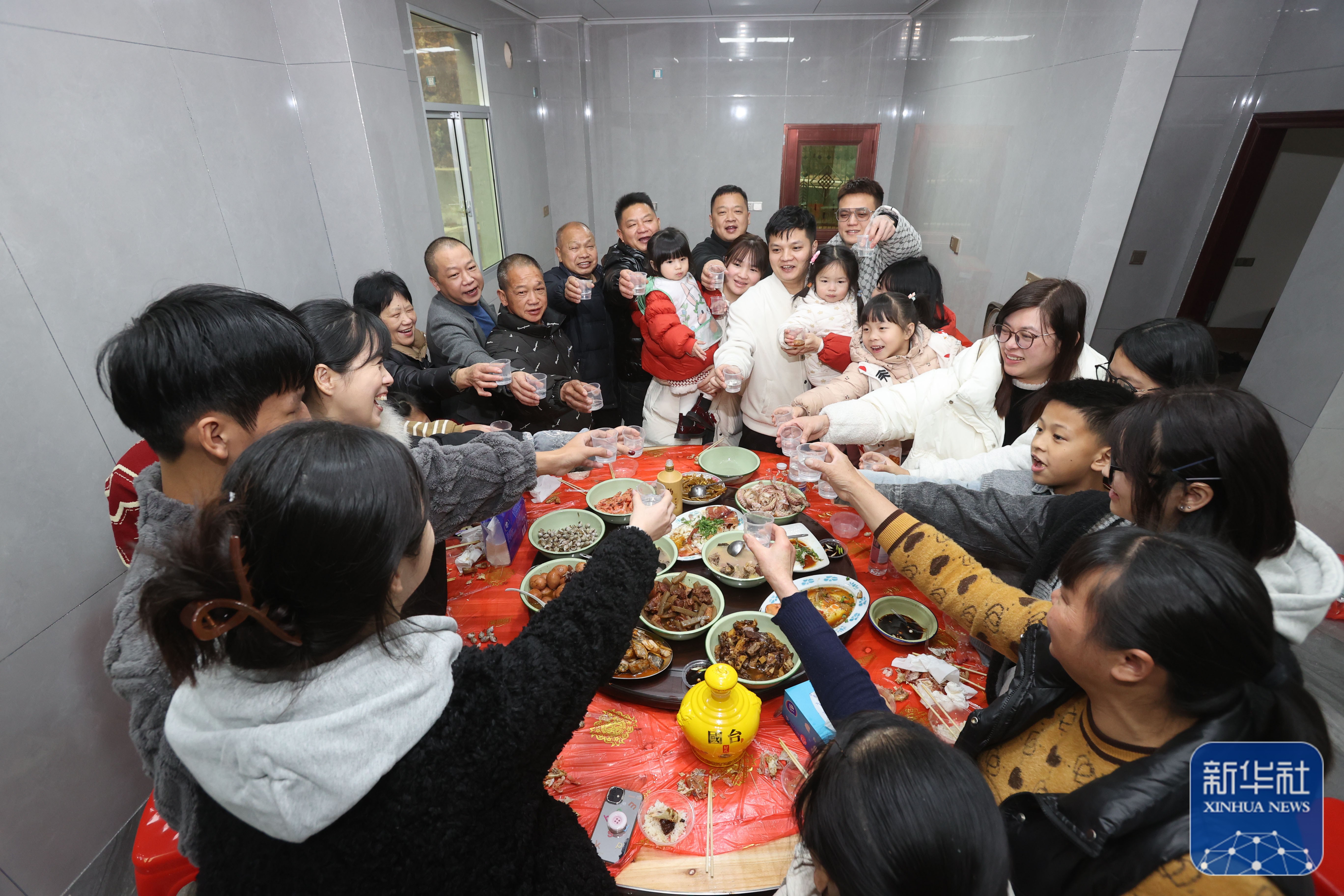 立即下载游戏介绍评论除夕辞旧岁人们吃起团圆饭餐桌上是节日的味道更