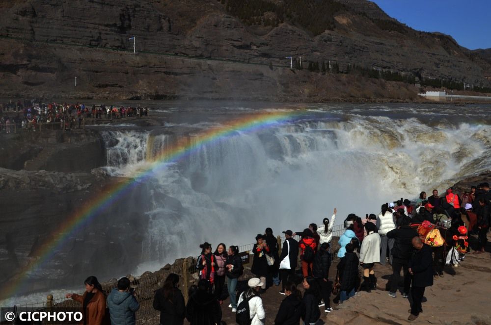 黄河壶口瀑布现彩虹桥美景