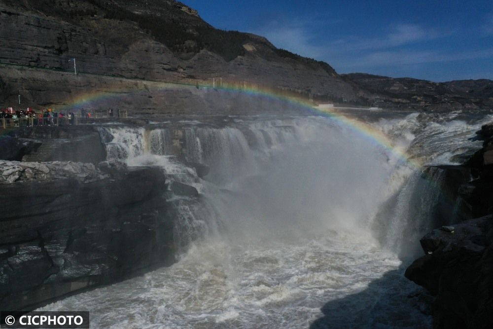 黄河壶口瀑布现彩虹桥美景