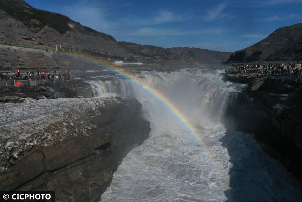 黄河壶口瀑布现彩虹桥美景