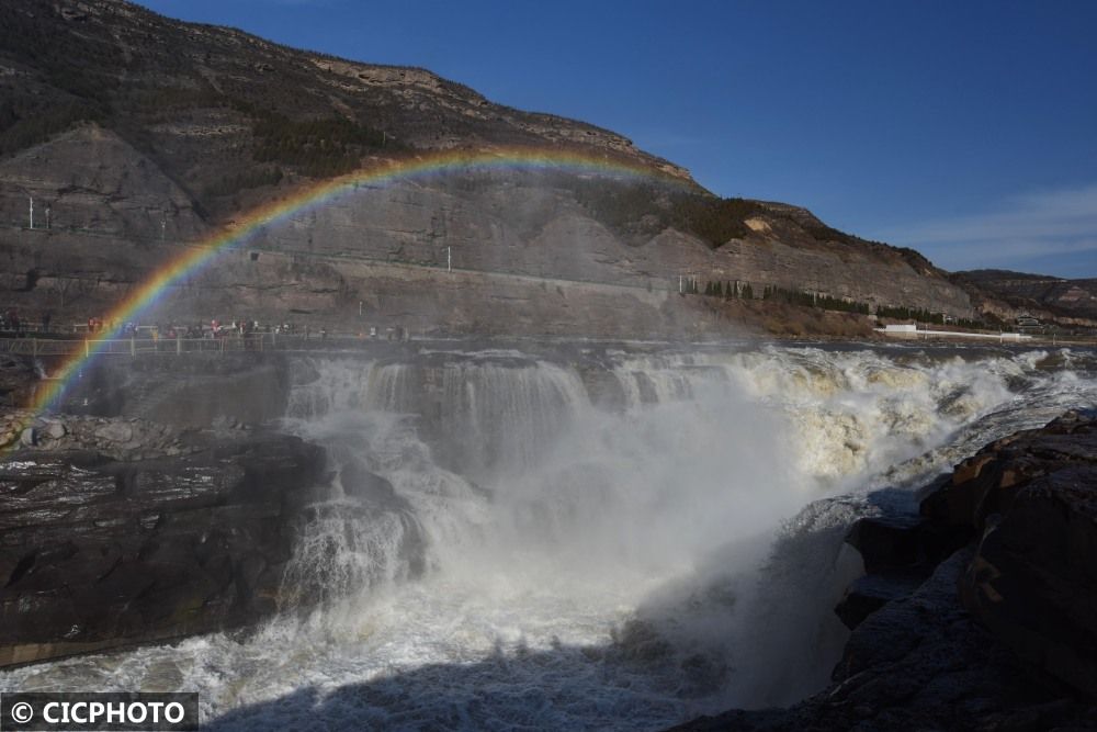 黄河壶口瀑布现彩虹桥美景