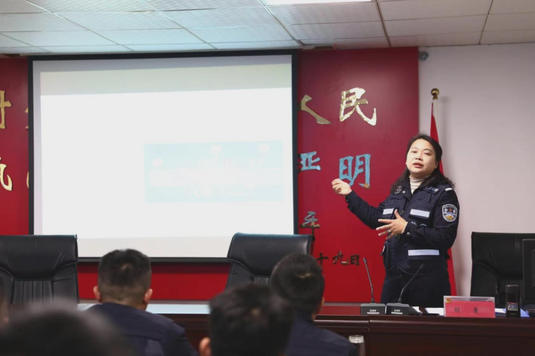 作为一名公安法制工作者,胡菁时刻不忘业务学习,不断吸收新的法律知识