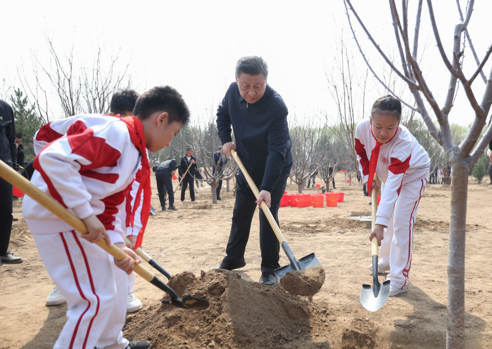 习近平在参加首都义务植树活动时强调 全民植树增绿 共建美丽中国