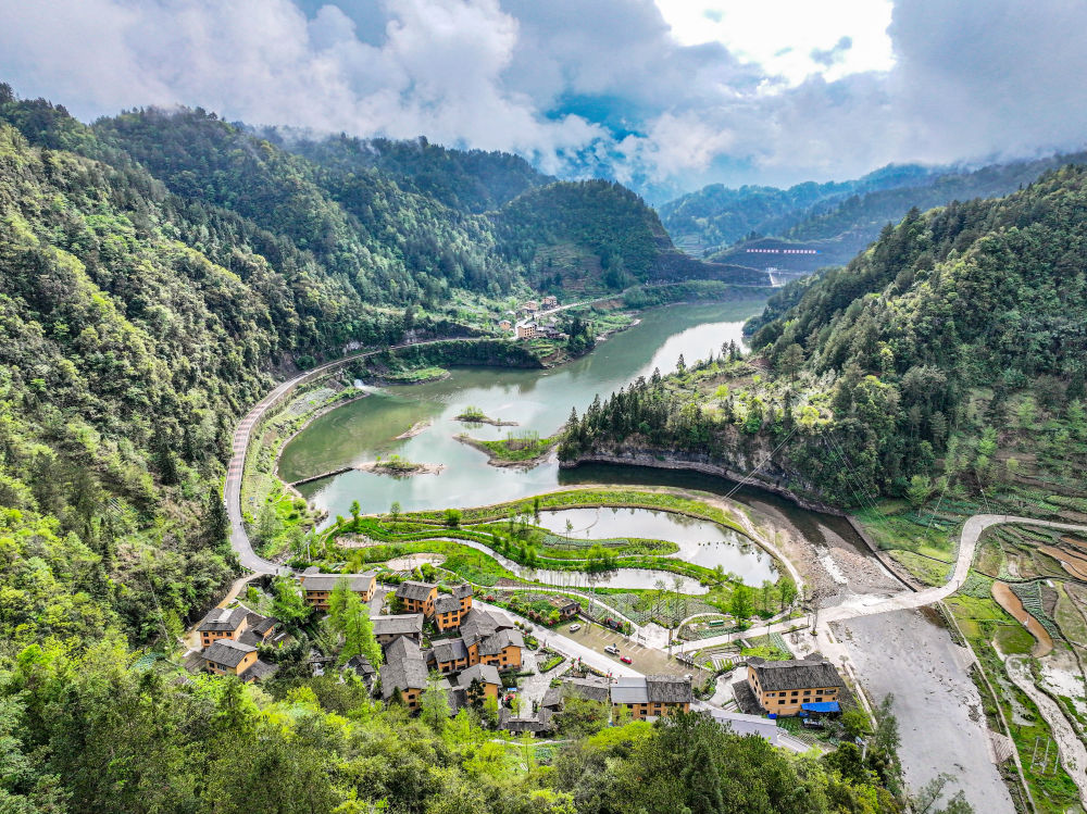 武陵山间绘春色