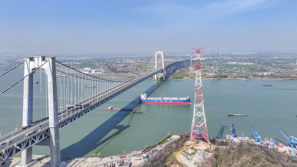 我国首个"交改直"输电工程竣工投运