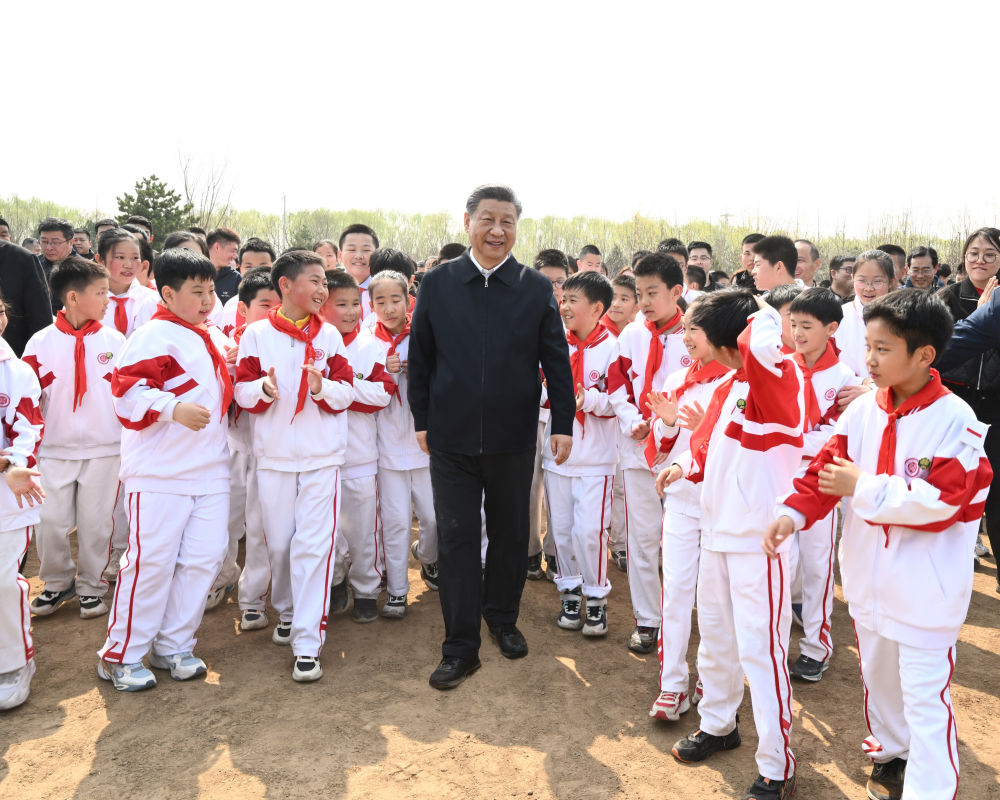 习近平在参加首都义务植树活动时强调 全民植树增绿 共建美丽中国