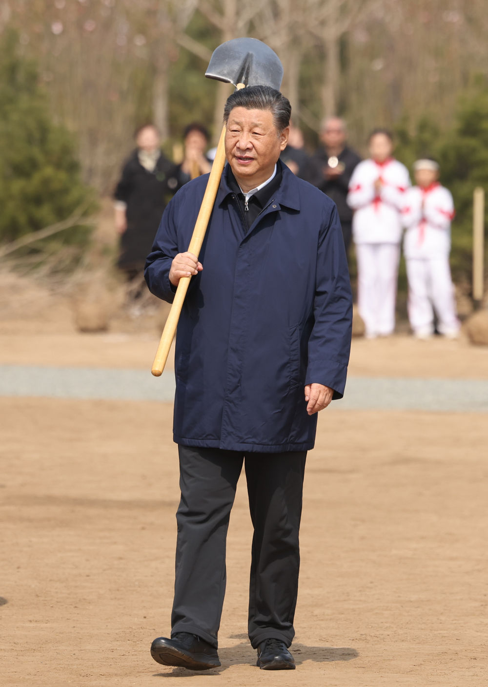 习近平在参加首都义务植树活动时强调 全民植树增绿 共建美丽中国