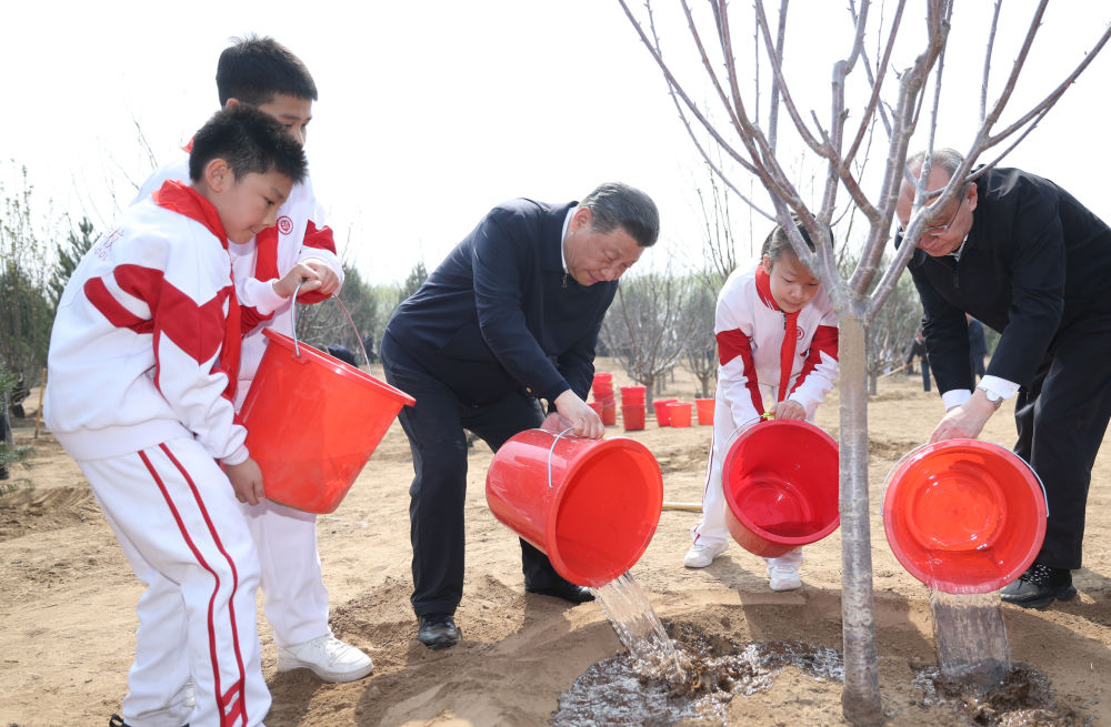 习近平在参加首都义务植树活动时强调 全民植树增绿 共建美丽中国