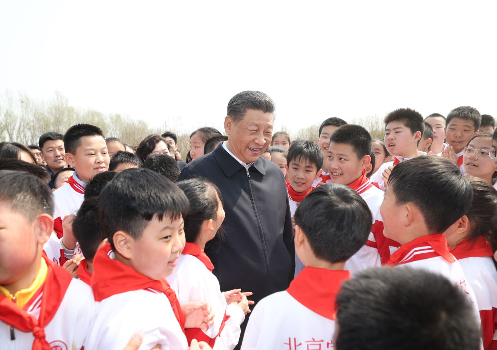 习近平在参加首都义务植树活动时强调 全民植树增绿 共建美丽中国