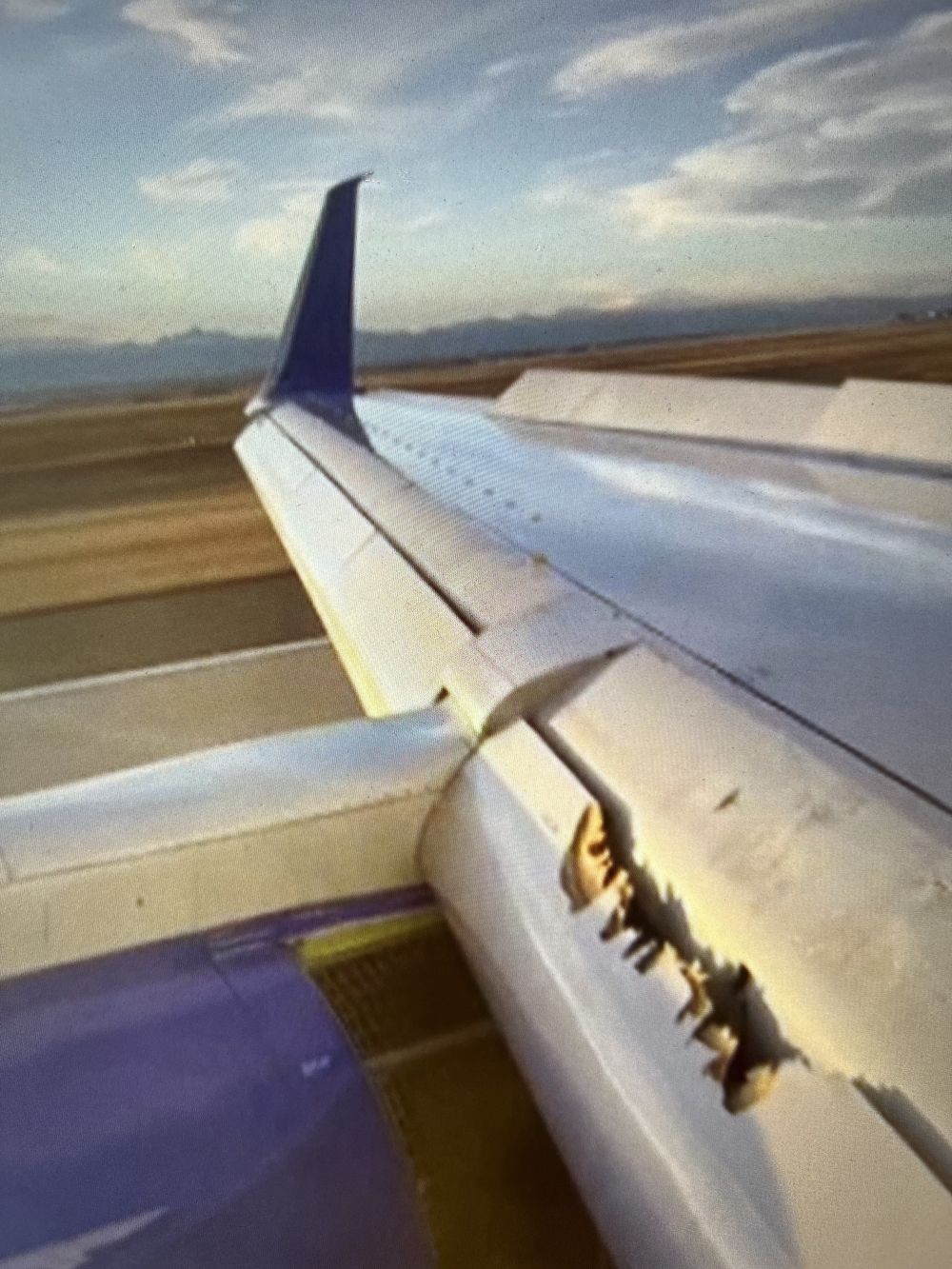 起飞时发动机罩脱落 美国一波音客机返航_冰城 