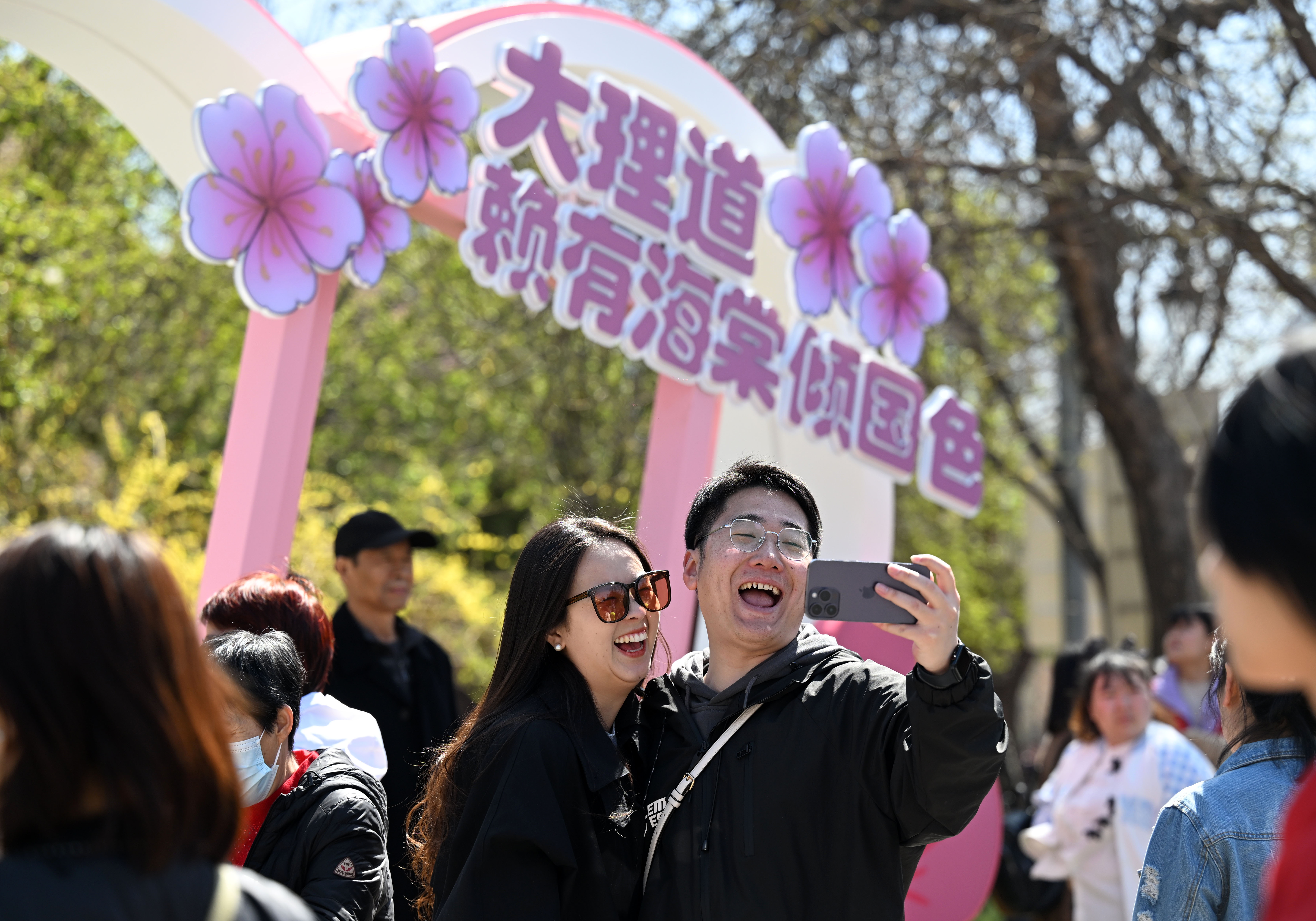 芦庄子桂顺斋推出一款"海棠花酥"糕点礼盒,海棠造型逼真,花瓣如丝如缕