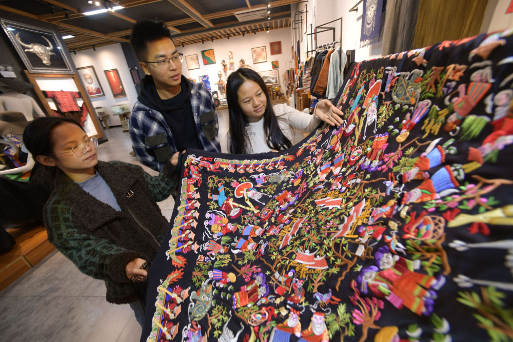 的中国华服周,世博源,外滩等处,一队队身着精美华服的青年神采飞扬,一