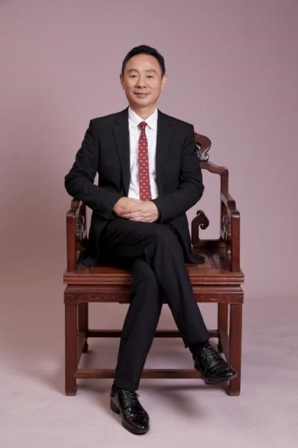 各个角落都陈设着各种老家具,这些都是三生公司创始人,董事长黄金宝