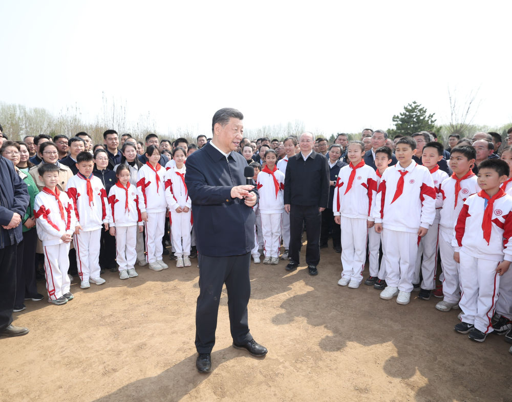 习近平在参加首都义务植树活动时强调 全民植树增绿 共建美丽中国