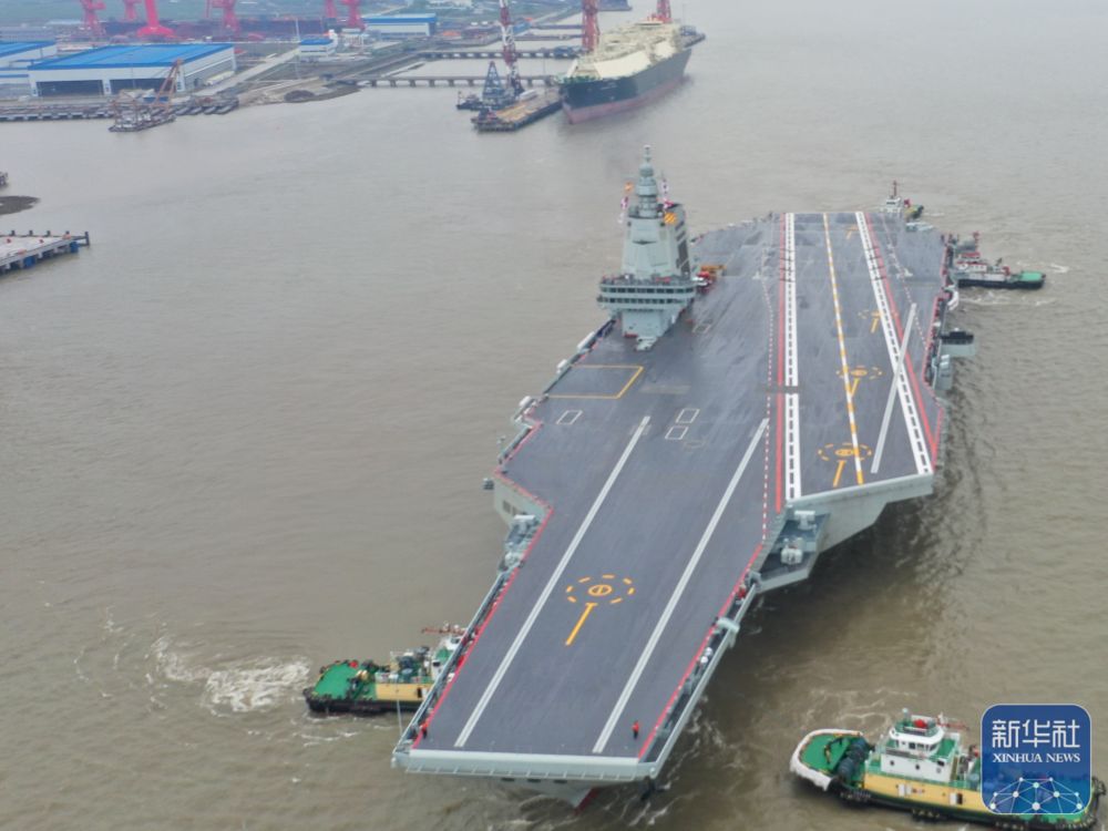 中国海军福建舰出海开展首次航行试验