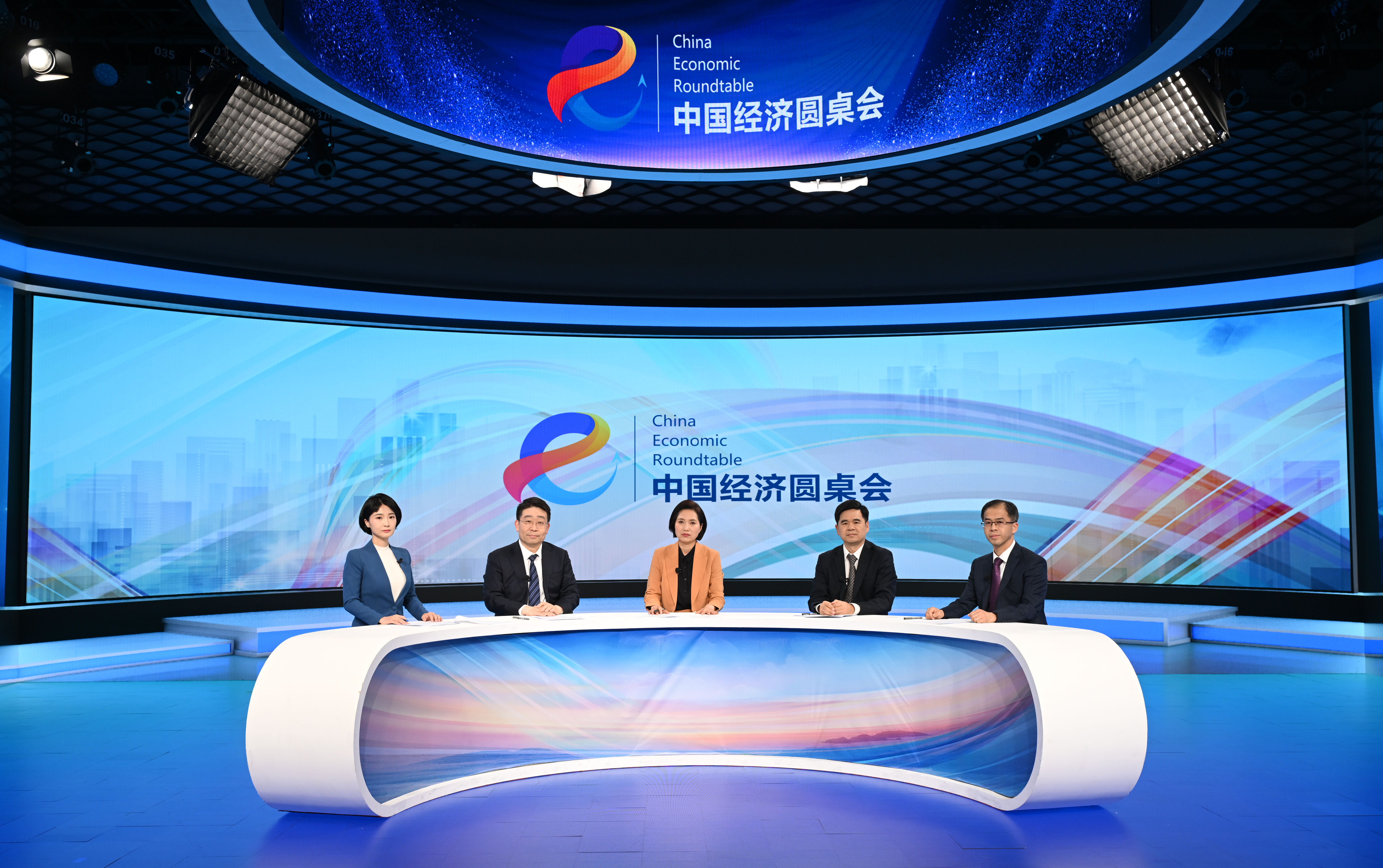 中国新能源"产能过剩论"有悖事实与常理——来自"中国经济圆桌会"的