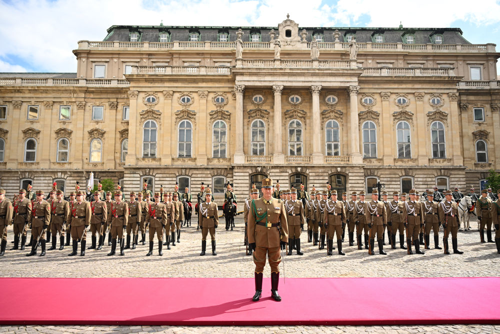 图集丨习近平在布达佩斯出席匈牙利总统舒尤克和总理欧尔班共同举行的欢迎仪式