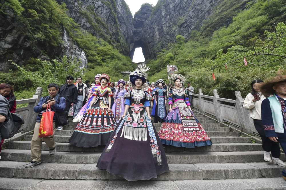 图为张家界天门山景区举办的“五一云端非遗民俗秀”活动现场。邵颖 摄
