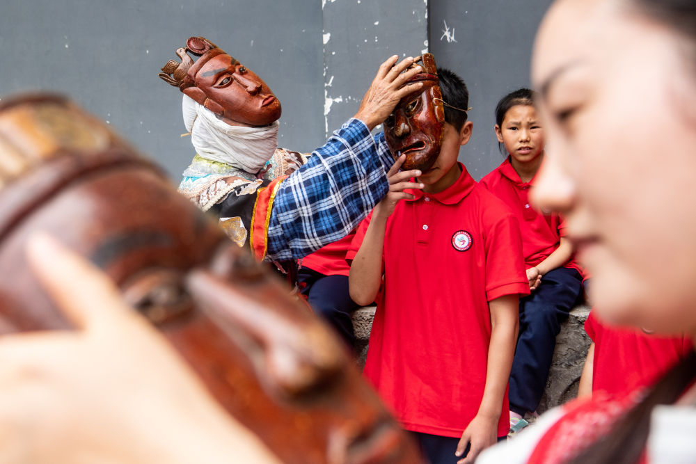 镜观·非遗丨酉阳阳戏艺人：一手耕田一手戏