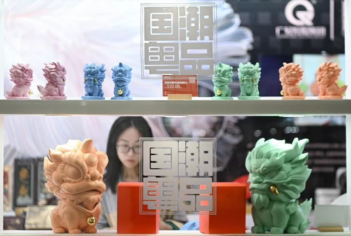 5月23日，观众在第二十届文博会“文创中国”展区观看文创产品。新华社记者邓华摄