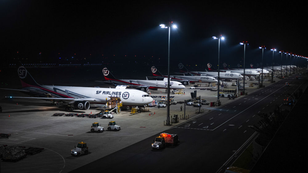 我国首个专业货运枢纽机场国际货邮吞吐量突破10万吨