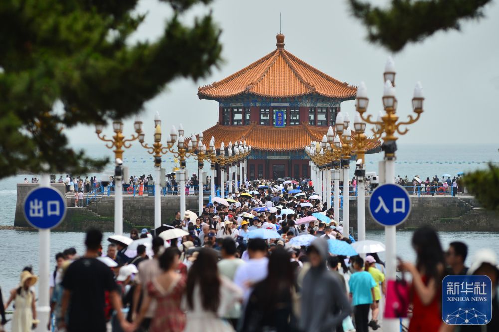 青岛：沿海“避暑游”升温