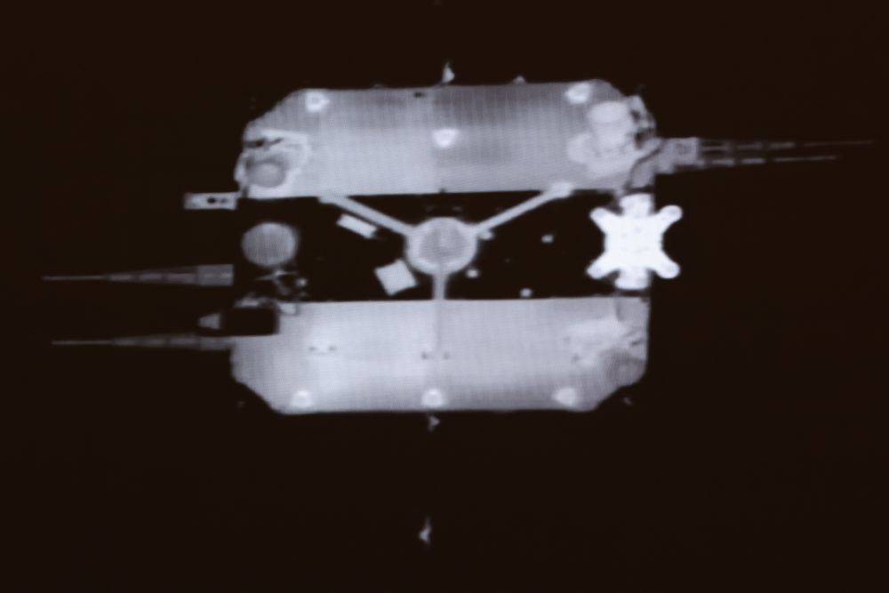 嫦娥六号上演“太空接力”：精准交会对接，月背珍宝安全搭乘“回家专车”