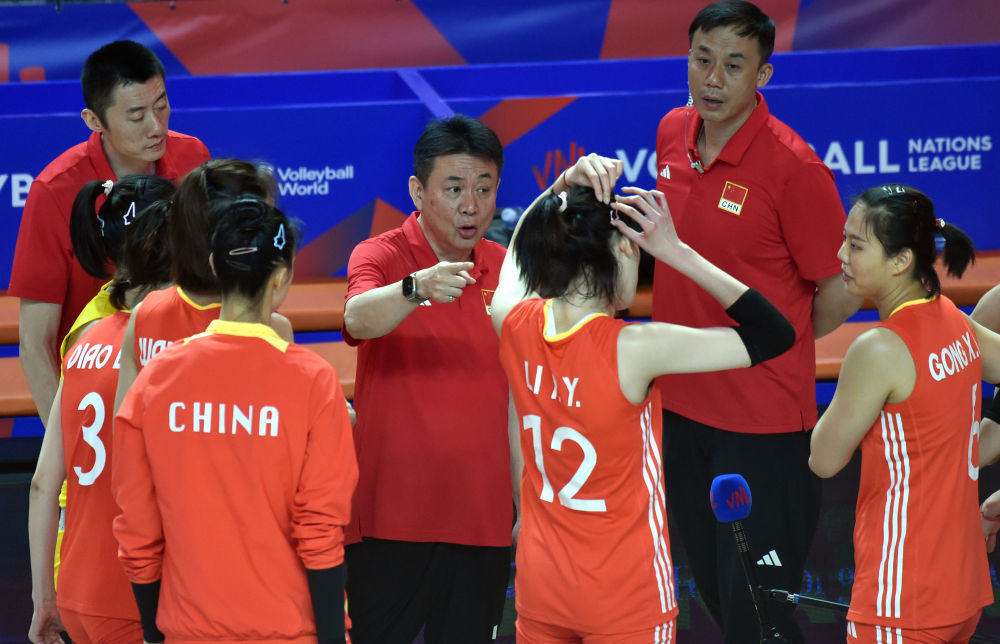 6月16日，中国队主教练蔡斌（中）在比赛间隙指导球员。新华社记者 卢炳辉 摄