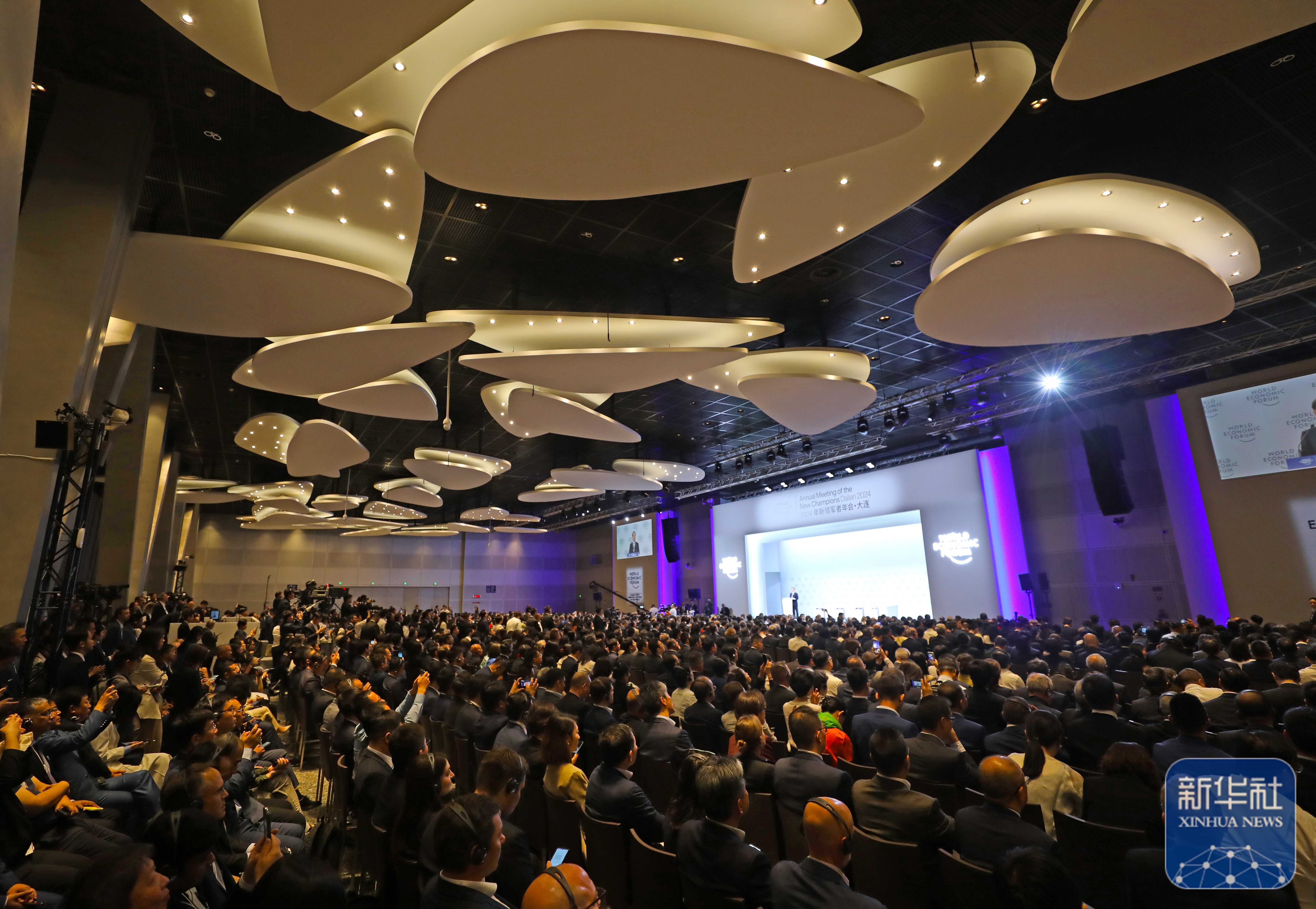 这是6月25日拍摄的第十五届夏季达沃斯论坛主会场大连国际会议中心