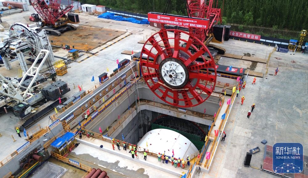 新华社关注济南：黄岗路穿黄隧道“山河号”盾构机刀盘下井