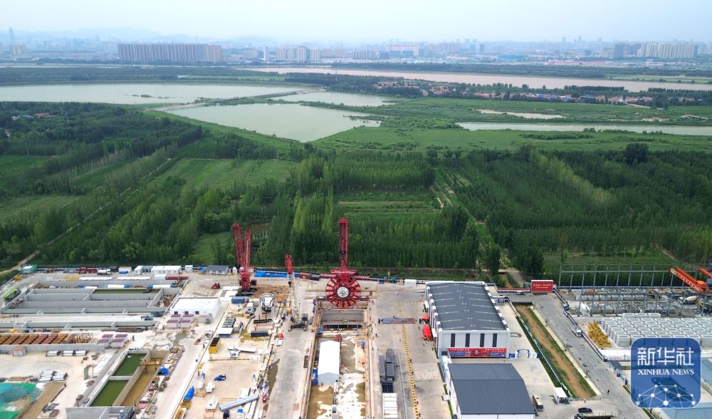 新华社关注济南：黄岗路穿黄隧道“山河号”盾构机刀盘下井