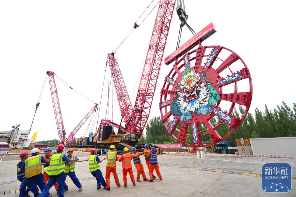 新华社关注济南：黄岗路穿黄隧道“山河号”盾构机刀盘下井