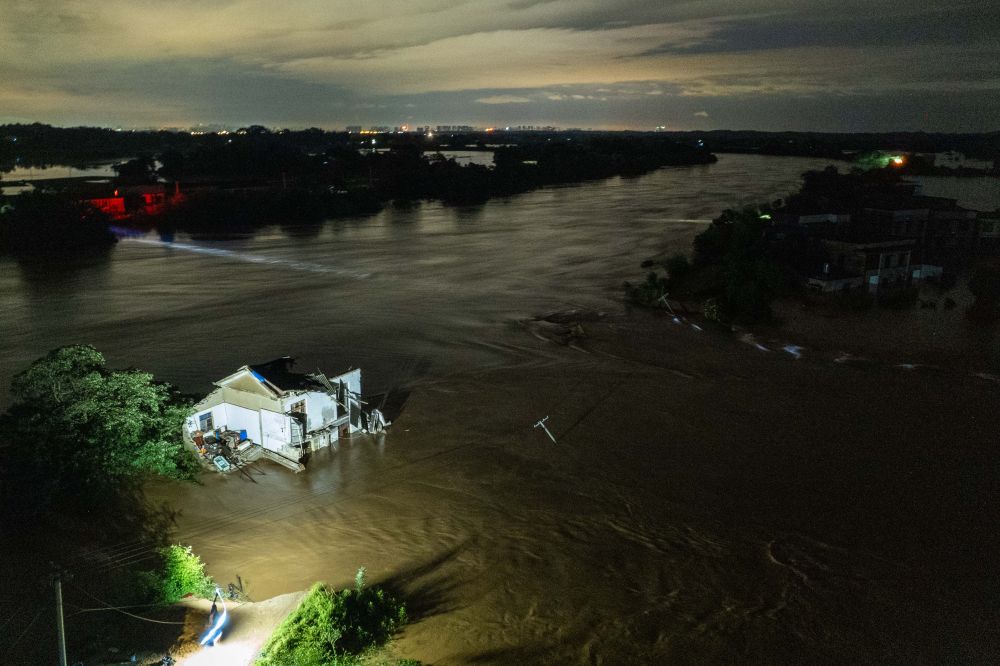 这是7月29日凌晨拍摄的湖南省湘潭县易俗河镇四新堤决口现场(无人机照片)。新华社记者陈思汗 摄 这是7月29日凌晨拍摄的湖南省湘潭县易俗河镇四新堤决口现场(无人机照片)。新华社记者陈思汗 摄