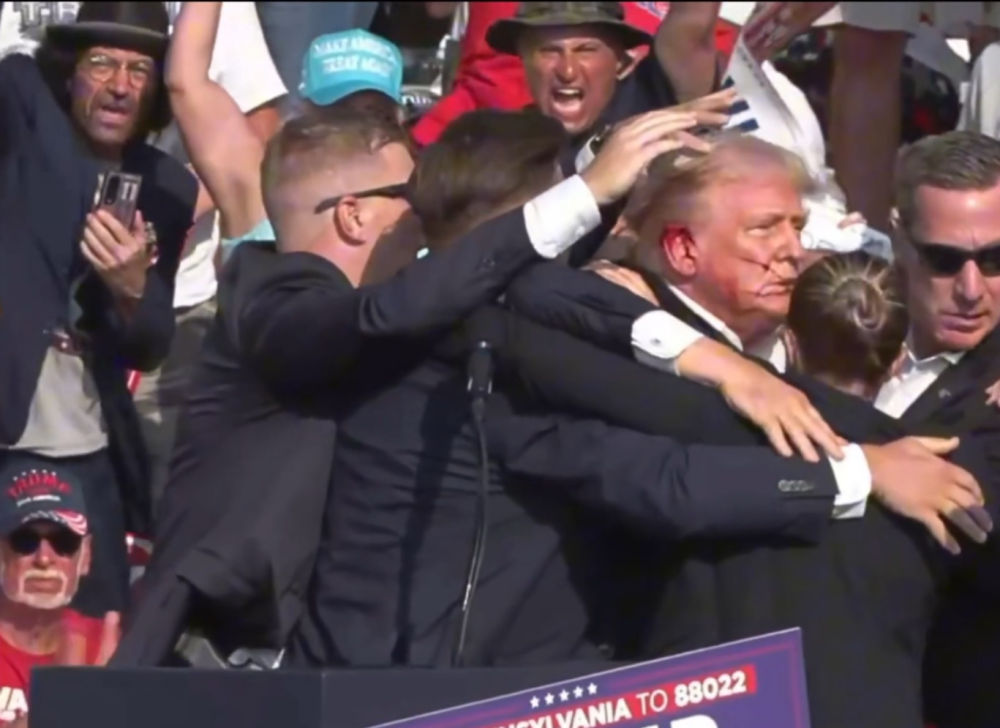 “蹲下！蹲下！”——特朗普遭“未遂刺殺”震動美國